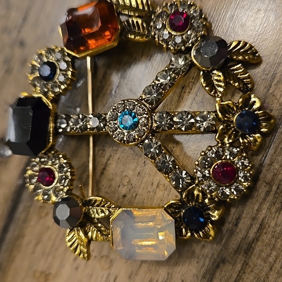 The Unbranded Brand Jewelry - Peace Sign Brooch/Pin. Colorful Jewelled Design. Top Seller. Last 1. New